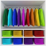 Suspensão colorida da roupa e pilha de roupa no vestuário fotos de stock royalty free Suspensão colorida da roupa e pilha de roupa no vestuário fotos de stock royalty free