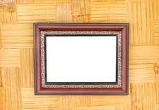 Suspensão decorativa da moldura para retrato de madeira no fundo tecido de madeira da parede imagens de stock Suspensão decorativa da moldura para retrato de madeira no fundo tecido de madeira da parede imagens de stock