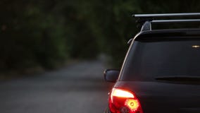 SUV avec des lumières de risque près de la route SUV avec des lumières de risque près de la route