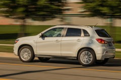 SUV blanc expédiant dans le mouvement photographie stock SUV blanc expédiant dans le mouvement photographie stock