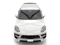 SUV blanc moderne impressionnant - complétez en bas de la vue de face Photos stock SUV blanc moderne impressionnant - complétez en bas de la vue de face Photos stock