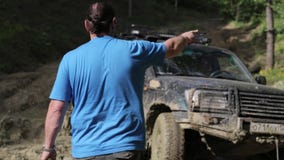 SUV που αποκτάται κολλημένο στη λάσπη και προσπάθεια να βγεί μέσω του βαρούλκου στο δάσος φιλμ μικρού μήκους SUV που αποκτάται κολλημένο στη λάσπη και προσπάθεια να βγεί μέσω του βαρούλκου στο δάσος φιλμ μικρού μήκους