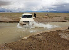 SUV в Тибете стоковая фотография rf SUV в Тибете стоковая фотография rf