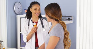 Svart doktor som förklarar det nya receptet till den japanska patienten fotografering för bildbyråer Svart doktor som förklarar det nya receptet till den japanska patienten fotografering för bildbyråer