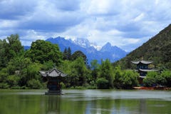 Svart Dragon Pool Park-Lijiang gammal stadplats royaltyfria foton Svart Dragon Pool Park-Lijiang gammal stadplats royaltyfria foton