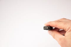 Svart kabelhdmi att f?rbinda i hand royaltyfri bild Svart kabelhdmi att f?rbinda i hand royaltyfri bild