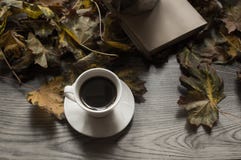 Svart kaffe en bok och höstsidorna, höstbakgrund royaltyfria foton Svart kaffe en bok och höstsidorna, höstbakgrund royaltyfria foton