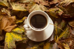 Svart kaffe och höstsidorna, höstbakgrund arkivbild Svart kaffe och höstsidorna, höstbakgrund arkivbild