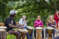 Svart musiker från Afrika demostrates hur man spelar valsarna till royaltyfri fotografi Svart musiker från Afrika demostrates hur man spelar valsarna till royaltyfri fotografi