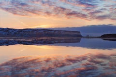 Svart sandstrand och monteringen Reynisfjall, Vik, södra Island i vinter eller sommar Panorama- landskap av vulkaniska berg royaltyfri fotografi Svart sandstrand och monteringen Reynisfjall, Vik, södra Island i vinter eller sommar Panorama- landskap av vulkaniska berg royaltyfri fotografi