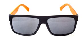 Svart solglasögon och orange isolat arkivbild Svart solglasögon och orange isolat arkivbild