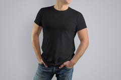 Svart T-tröja för modell på en stark man i jeans royaltyfri fotografi Svart T-tröja för modell på en stark man i jeans royaltyfri fotografi