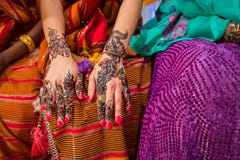 Svarta och bruna Henna Hands Drawings på kvinnor för afrikanen Weddin royaltyfri fotografi Svarta och bruna Henna Hands Drawings på kvinnor för afrikanen Weddin royaltyfri fotografi