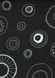 Svartvit abstrakt design - sicksackband på svart bakgrund arkivfoto Svartvit abstrakt design - sicksackband på svart bakgrund arkivfoto