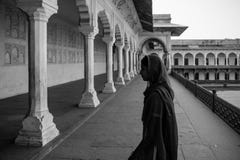 Svartvit bild av en indisk kvinna på det Agra fortet Agra Uttar Pradesh, Indien, Asien arkivfoton Svartvit bild av en indisk kvinna på det Agra fortet Agra Uttar Pradesh, Indien, Asien arkivfoton