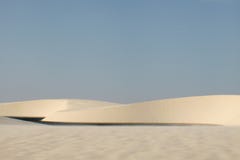 Svepande dyn och lagun i Lencois Maranhenses Brasilien arkivbild Svepande dyn och lagun i Lencois Maranhenses Brasilien arkivbild