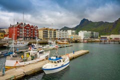 Svolvaer, Noorwegen - 21 06 2018: De toneeldiemening van Svolvaer is een van de visserijdorp en toerist stad op Austvagoya binnen royalty-vrije stock foto's Svolvaer, Noorwegen - 21 06 2018: De toneeldiemening van Svolvaer is een van de visserijdorp en toerist stad op Austvagoya binnen royalty-vrije stock foto's