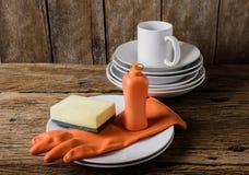 Svuoti i piatti e la tazza puliti con il liquido di lavatura dei piatti, le spugne, sfregamento Fotografie Stock Libere da Diritti Svuoti i piatti e la tazza puliti con il liquido di lavatura dei piatti, le spugne, sfregamento Fotografie Stock Libere da Diritti