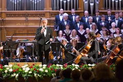 Svyatoslav Belza anuncia a orquestra sinfônica imagens de stock Svyatoslav Belza anuncia a orquestra sinfônica imagens de stock