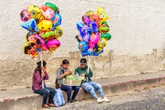 Svälla säljare under fastlagen, Antigua, Guatemala royaltyfri fotografi Svälla säljare under fastlagen, Antigua, Guatemala royaltyfri fotografi