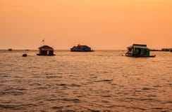 Sväva byn på sjön Tonle underminera, Cambodja arkivfoto Sväva byn på sjön Tonle underminera, Cambodja arkivfoto