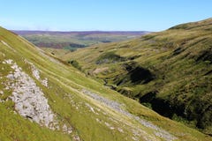 Swaledale från det Buttertubs passerandet i Yorkshire dalar arkivbild Swaledale från det Buttertubs passerandet i Yorkshire dalar arkivbild