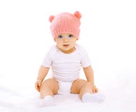 Sweet baby sitting in the pink knitted hat Royalty Free Stock Photos Sweet baby sitting in the pink knitted hat Royalty Free Stock Photos