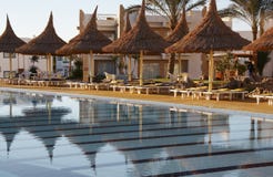 Swimmingpool und Sonnenschirme auf Rücksortierung lizenzfreies stockbild Swimmingpool und Sonnenschirme auf Rücksortierung lizenzfreies stockbild