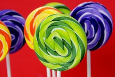 Swirly lollipops coloridos fotografía de archivo libre de regalías Swirly lollipops coloridos fotografía de archivo libre de regalías