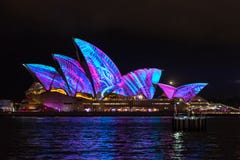 Sydney, Australia - 2 de junio de 2017: Sydney Opera House iluminó durante Sydney viva foto de archivo libre de regalías Sydney, Australia - 2 de junio de 2017: Sydney Opera House iluminó durante Sydney viva foto de archivo libre de regalías