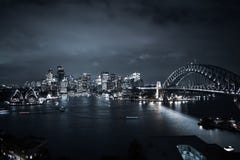 Sydney City- u. Hafen-Brücken-Landschaftsdachspitzen-Ansicht-Nachtlichter stockfotografie Sydney City- u. Hafen-Brücken-Landschaftsdachspitzen-Ansicht-Nachtlichter stockfotografie