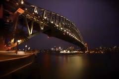 Sydney Harbor Bridge, Sydney, Australia en la noche fotos de archivo libres de regalías Sydney Harbor Bridge, Sydney, Australia en la noche fotos de archivo libres de regalías