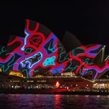 Sydney Opera House tände upp på natten med modeller på den livliga ljusa festivalen - projektioner på försäljningarna av by arkivfoton Sydney Opera House tände upp på natten med modeller på den livliga ljusa festivalen - projektioner på försäljningarna av by arkivfoton