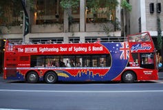 Sydney-Tourist Hopfen-auf Hopfen-wegbus, alias ` Sydney Explorer-`, das Exkursionsdienstleistungen in der Stadt erbringt lizenzfreie stockfotos Sydney-Tourist Hopfen-auf Hopfen-wegbus, alias ` Sydney Explorer-`, das Exkursionsdienstleistungen in der Stadt erbringt lizenzfreie stockfotos