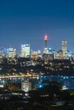 Sydney Tower och horisont på natten arkivfoton Sydney Tower och horisont på natten arkivfoton