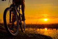 Sylwetka Jedzie rower górskiego na Skalistym śladzie przy zmierzchem Enduro cyklista Styl życia aktywny pojęcie Przestrzeń dla te Obraz Royalty Free Sylwetka Jedzie rower górskiego na Skalistym śladzie przy zmierzchem Enduro cyklista Styl życia aktywny pojęcie Przestrzeń dla te Obraz Royalty Free
