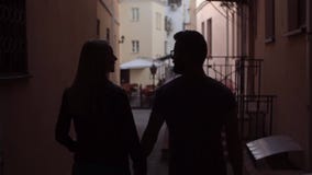 Sylwetka młoda piękna para w miłości chodzi wokoło starego centrum miasta zbiory Sylwetka młoda piękna para w miłości chodzi wokoło starego centrum miasta zbiory