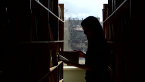 Sylwetka młody studencki czytanie książka w a Sylwetka młody studencki czytanie książka w a