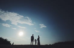 Sylwetka portret piękna młoda rodzina w oczekiwaniu nowonarodzony Mężczyzny i kobiety stać twarz w twarz z ich zdjęcie stock Sylwetka portret piękna młoda rodzina w oczekiwaniu nowonarodzony Mężczyzny i kobiety stać twarz w twarz z ich zdjęcie stock