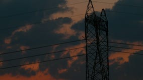 Sylwetka Wysokiego woltażu elektryczny pilon, wierza w zmierzchu, czasu chmury rusza się za pilonem upływ, 4k UHD zdjęcie wideo Sylwetka Wysokiego woltażu elektryczny pilon, wierza w zmierzchu, czasu chmury rusza się za pilonem upływ, 4k UHD zdjęcie wideo
