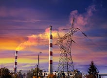 Sylwetki przemysłowa infrastruktura przy zmierzchem zdjęcia stock Sylwetki przemysłowa infrastruktura przy zmierzchem zdjęcia stock