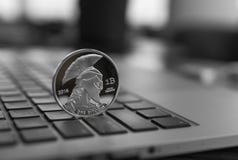 Symbol för jättebitcoinmynt på bärbara datorn Finansiell valuta för begrepp, crypto valutatecken Blockchain bryta Digital pengar fotografering för bildbyråer Symbol för jättebitcoinmynt på bärbara datorn Finansiell valuta för begrepp, crypto valutatecken Blockchain bryta Digital pengar fotografering för bildbyråer