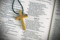Symbole croisé en bois de signe et prière à Dieu avec une bible dans la dévotion de matin images stock Symbole croisé en bois de signe et prière à Dieu avec une bible dans la dévotion de matin images stock