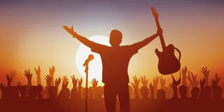 Symbole de l'idole, avec un chanteur Rock saluant ses fans photographie stock libre de droits Symbole de l'idole, avec un chanteur Rock saluant ses fans photographie stock libre de droits