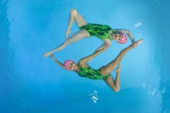 Synchronisierte Schwimmer lizenzfreie stockfotografie Synchronisierte Schwimmer lizenzfreie stockfotografie