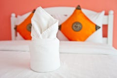 sypialni domowy wnętrzy pomarańcze ręcznik zdjęcia stock sypialni domowy wnętrzy pomarańcze ręcznik zdjęcia stock