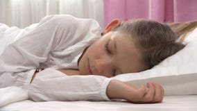 Sypialny dziecko w łóżku, Zmęczony mała dziewczynka portret, Odpoczywa w sypialni 4K w domu zdjęcie wideo Sypialny dziecko w łóżku, Zmęczony mała dziewczynka portret, Odpoczywa w sypialni 4K w domu zdjęcie wideo