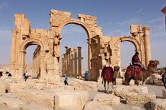Syrië, Palmyra; 25 februari, 2011 - Boog van Triumph Ruïnes van de oude Semitische stad van Palmyra kort voor stock foto's Syrië, Palmyra; 25 februari, 2011 - Boog van Triumph Ruïnes van de oude Semitische stad van Palmyra kort voor stock foto's