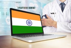 Système de santé de l'Inde dans le thème de technologie Drapeau indien sur l'écran d'ordinateur Docteur se tenant avec le stéthos photographie stock libre de droits Système de santé de l'Inde dans le thème de technologie Drapeau indien sur l'écran d'ordinateur Docteur se tenant avec le stéthos photographie stock libre de droits