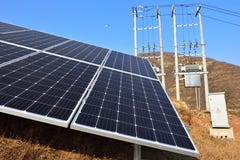 Système relié à une grille photovoltaïque de production d'électricité images stock Système relié à une grille photovoltaïque de production d'électricité images stock